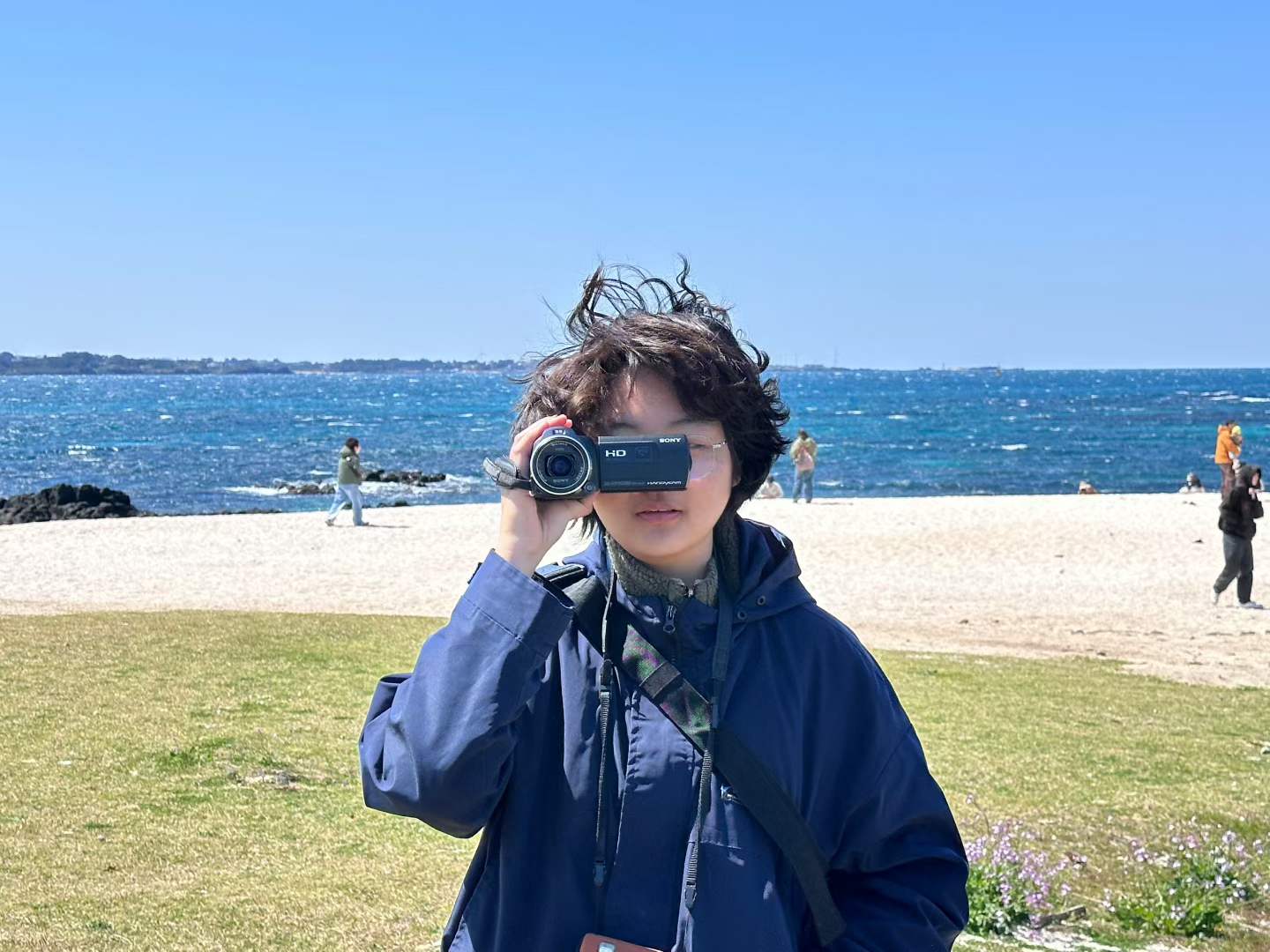 吴昕悦在海边使用摄像机